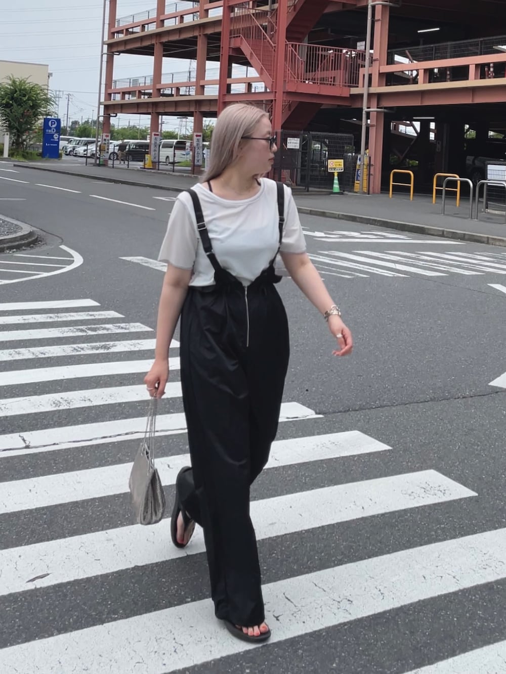 ホワイト系のTシャツ/カットソー、ブラック系のサロペット/オーバーオールを着用したレディースの夏コーディネートの3枚目の写真