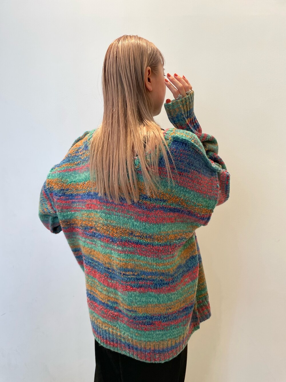 グリーン系のカーディガン/ボレロ、ブラック系のワンピース、ブルー系のショルダーバッグを着用したレディースの秋コーディネートの7枚目の写真