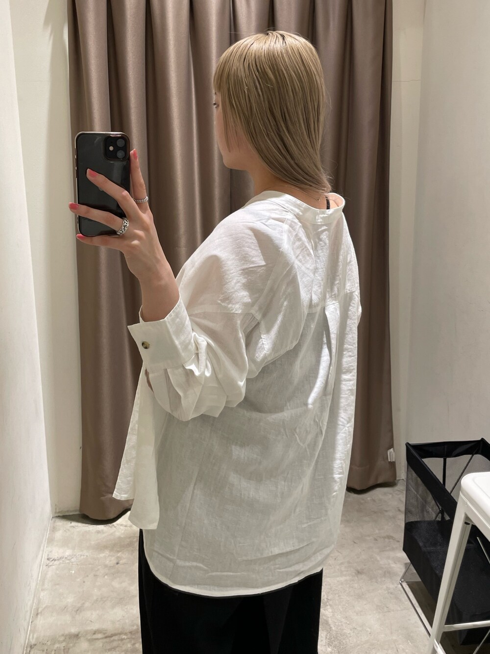 ホワイト系のシャツ/ブラウス、グレー系のサロペット/オーバーオール、ブラック系のサンダルを着用したレディースの春コーディネートの5枚目の写真