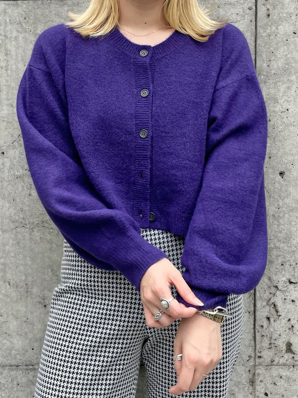 ベージュ系のベスト、パープル系のカーディガン/ボレロ、ブラック系のパンツを着用したレディースの秋コーディネートの5枚目の写真