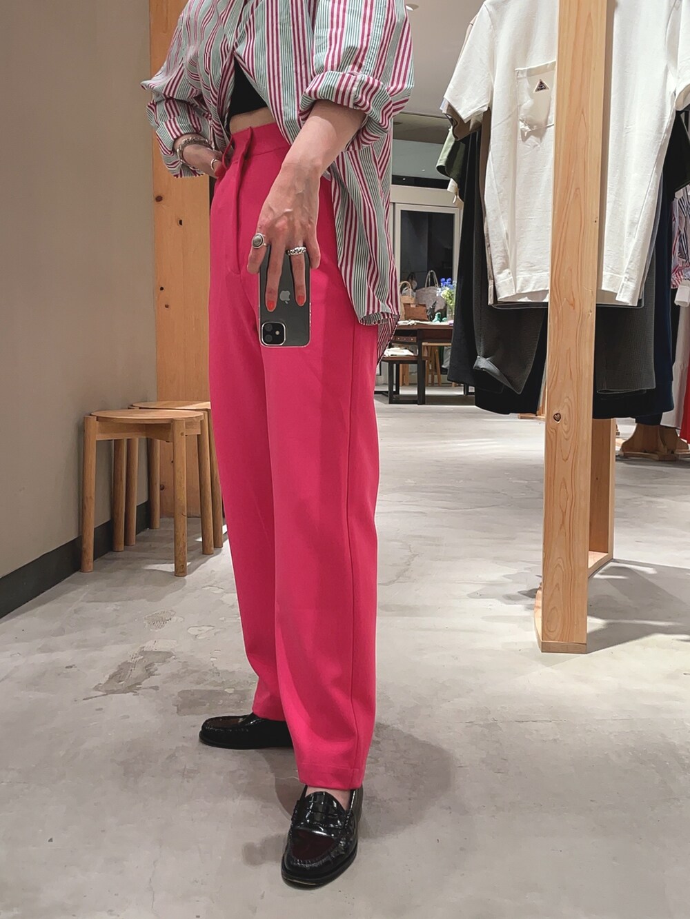 グリーン系のシャツ/ブラウス、ピンク系のその他パンツを着用したレディースの春コーディネートの4枚目の写真