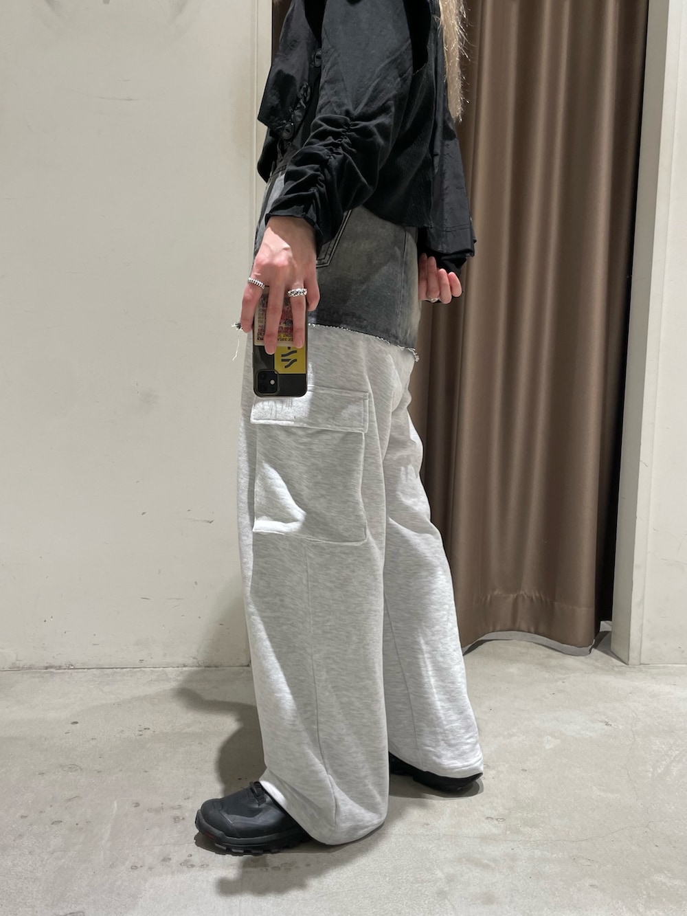 ブラック系のベスト、ブラック系のTシャツ/カットソー、ブラック系のスカートを着用したレディースの春コーディネートの7枚目の写真