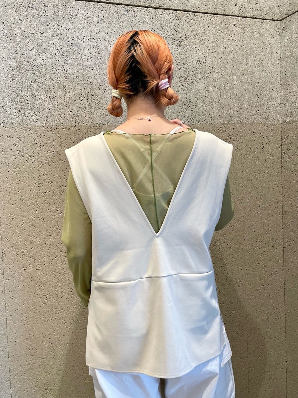 ホワイト系のベスト、グリーン系のTシャツ/カットソー、ホワイト系のその他パンツを着用したレディースの夏コーディネートの3枚目の写真