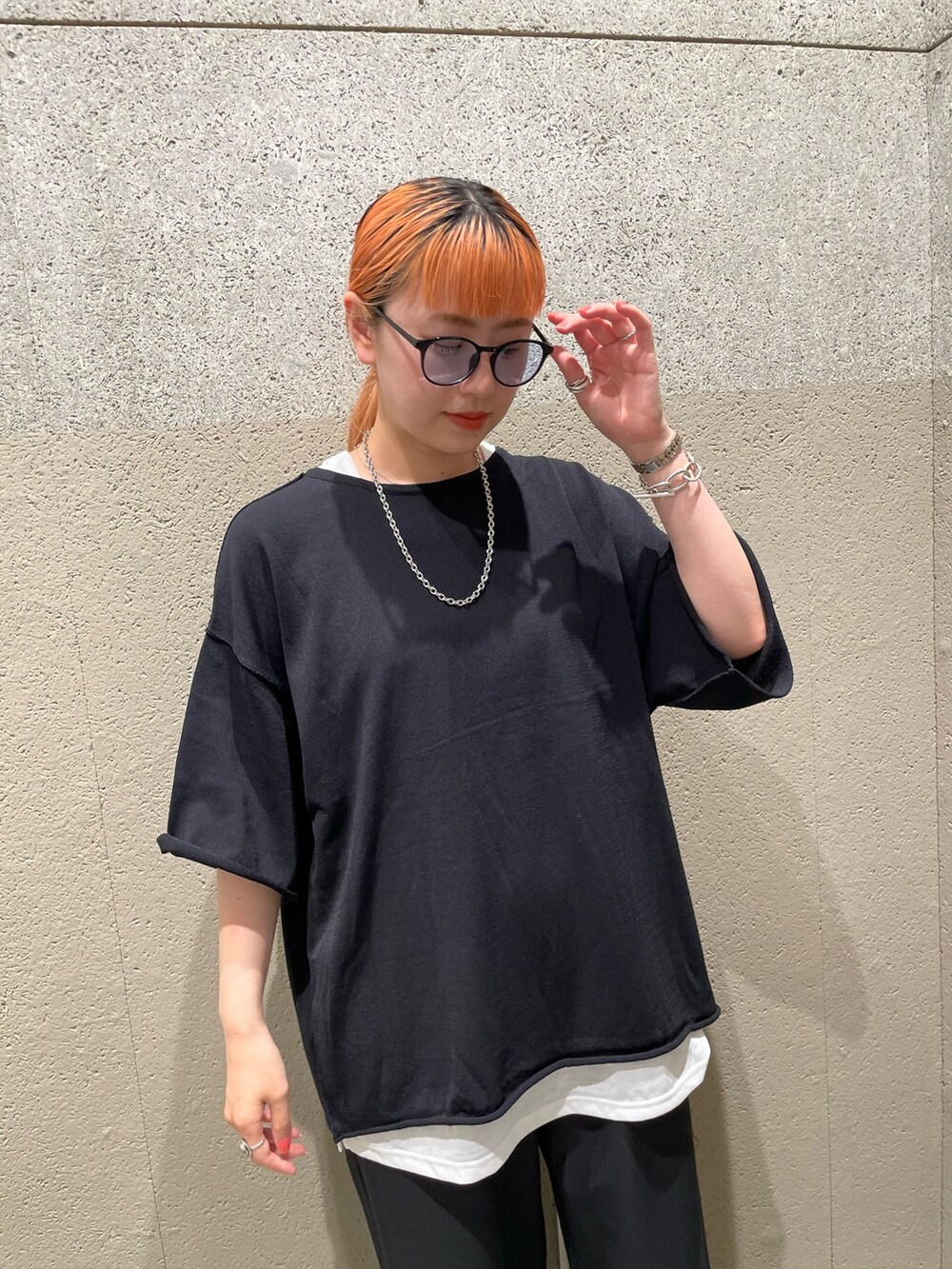 ブラック系のニット/セーター、ブラック系のショルダーバッグ、ブラック系のその他パンツを着用したレディースの夏コーディネートの3枚目の写真