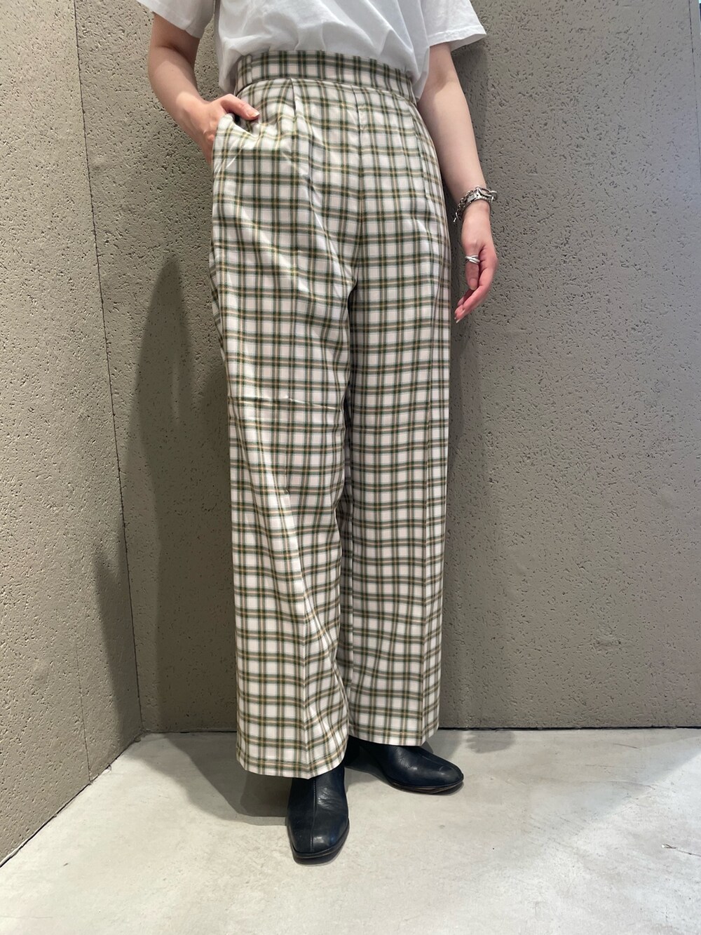 ホワイト系のニット/セーター、ホワイト系のTシャツ/カットソー、ベージュ系のスラックスを着用したレディースの夏コーディネートの5枚目の写真