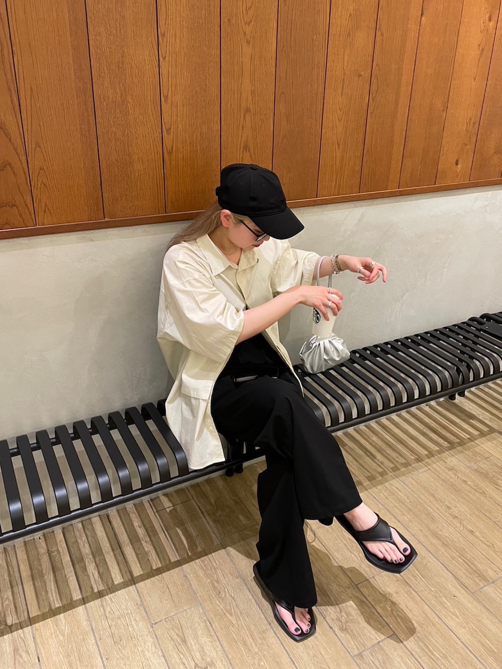 ベージュ系のシャツ/ブラウス、シルバー系のショルダーバッグ、ブラック系のサンダルを着用したレディースの夏コーディネートの4枚目の写真