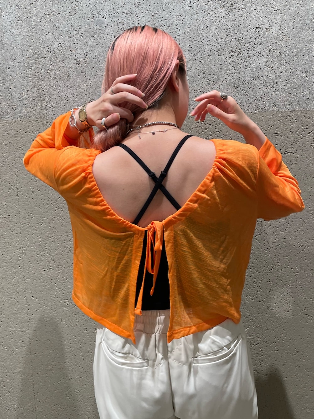 オレンジ系のカーディガン/ボレロ、ホワイト系のその他パンツ、ホワイト系のサンダルを着用したレディースの夏コーディネートの3枚目の写真