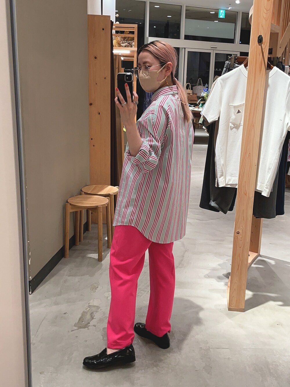 グリーン系のシャツ/ブラウス、ピンク系のその他パンツを着用したレディースの春コーディネートの5枚目の写真