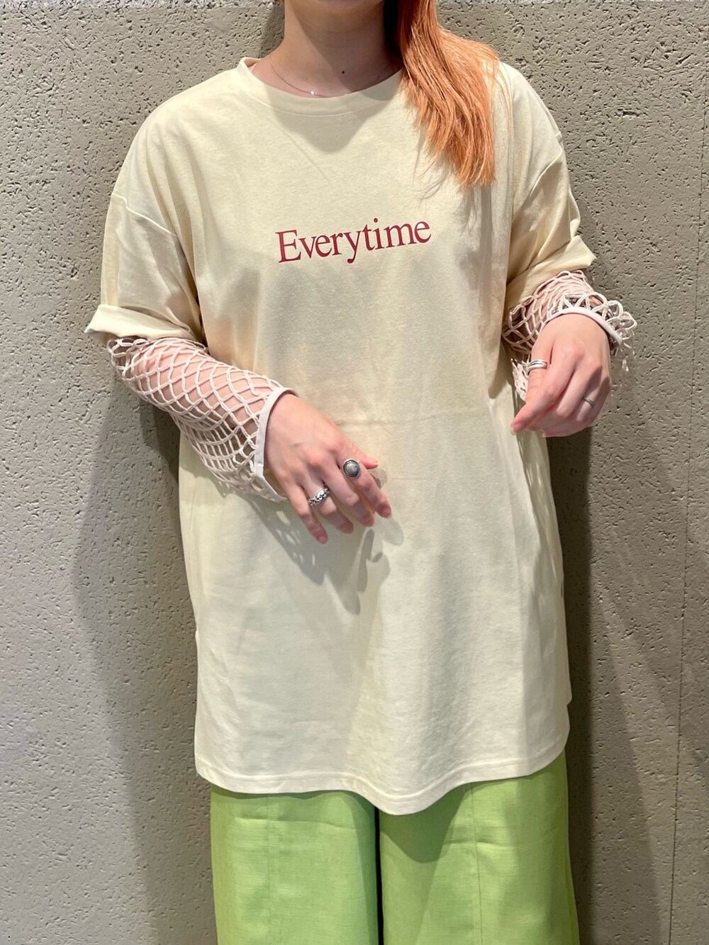 ホワイト系のTシャツ/カットソー、ホワイト系のTシャツ/カットソー、グリーン系のその他パンツを着用したレディースの夏コーディネートの3枚目の写真