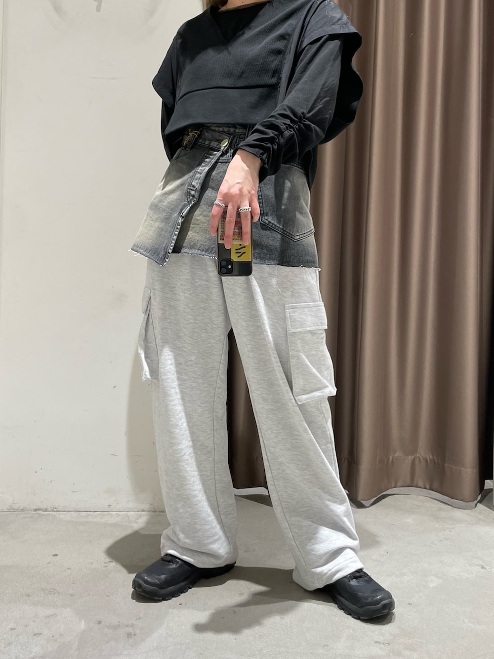 ブラック系のベスト、ブラック系のTシャツ/カットソー、ブラック系のスカートを着用したレディースの春コーディネートの5枚目の写真