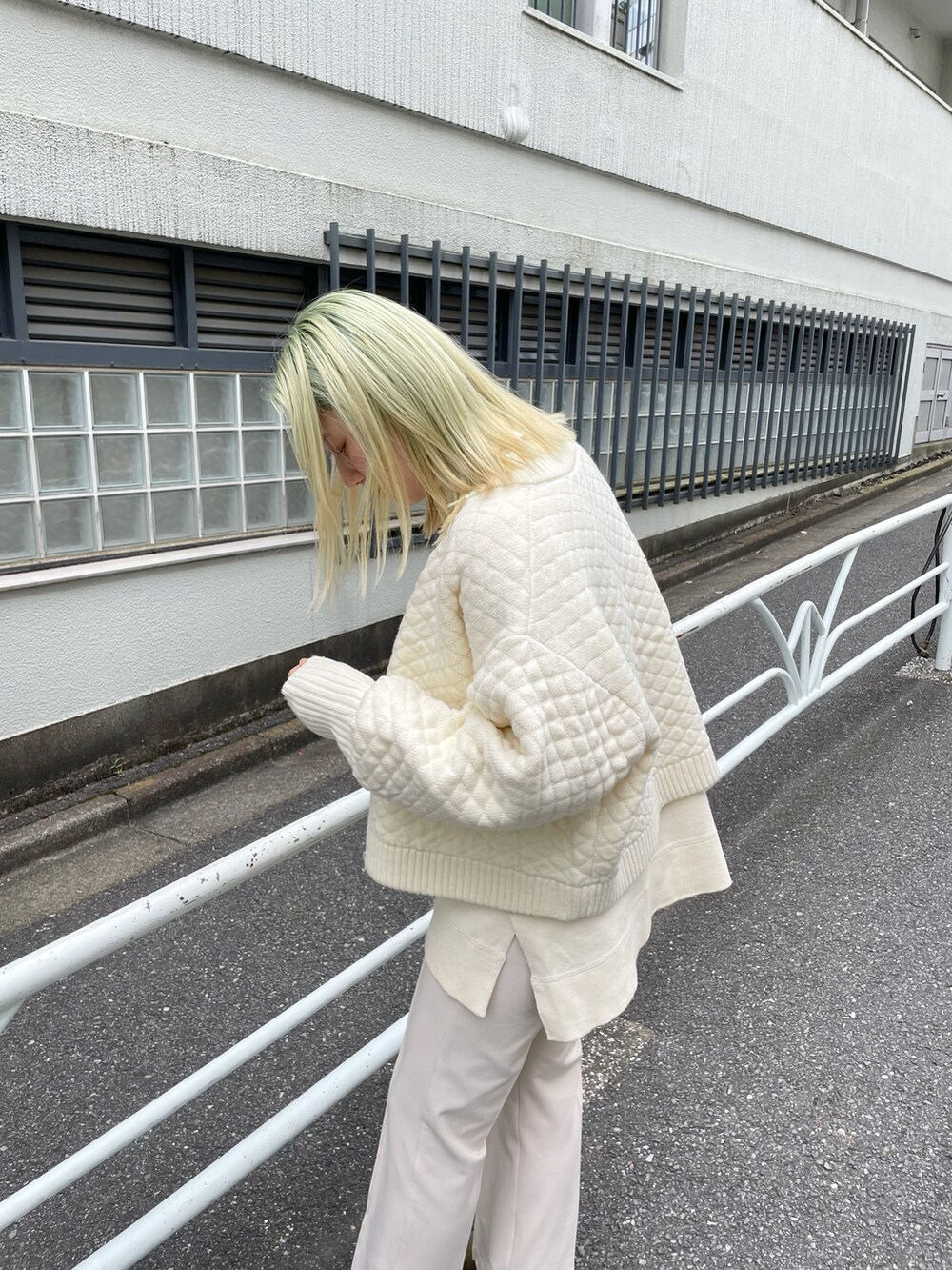 ホワイト系のニット/セーター、ホワイト系のカーディガン/ボレロ、グリーン系のブーツを着用したレディースの秋コーディネートの5枚目の写真