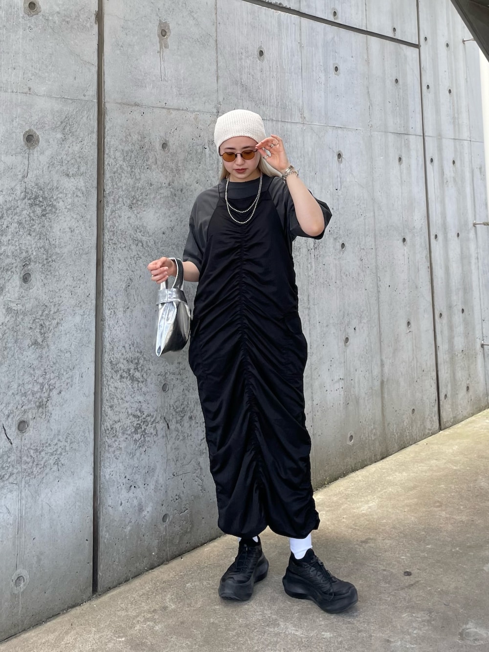 ブラック系のワンピース、グレー系のTシャツ/カットソー、シルバー系のトートバッグを着用したレディースの夏コーディネートの4枚目の写真