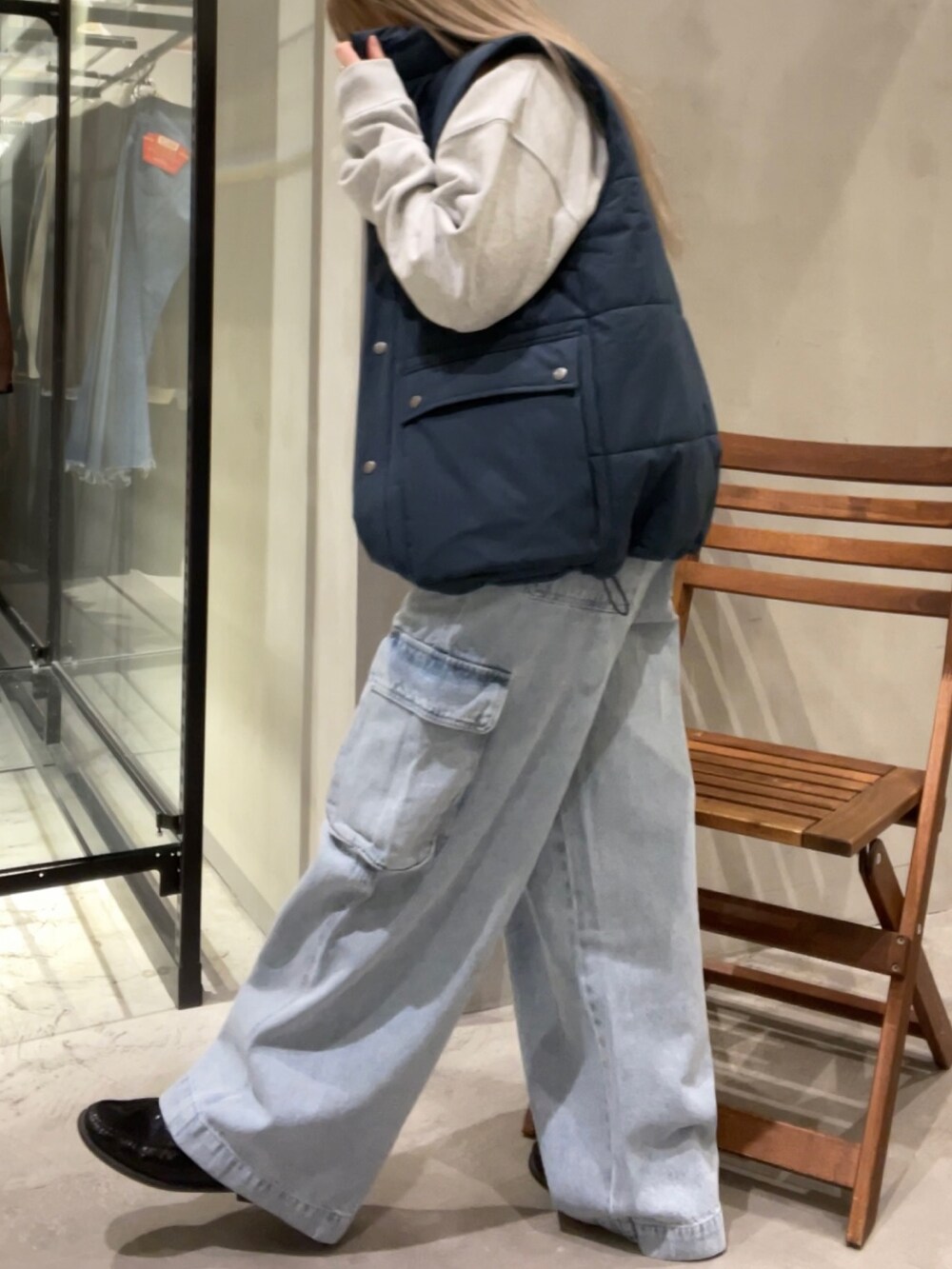 ブルー系のベスト、グレー系のスウェット、ブルー系のカーゴパンツを着用したレディースの冬コーディネートの10枚目の写真