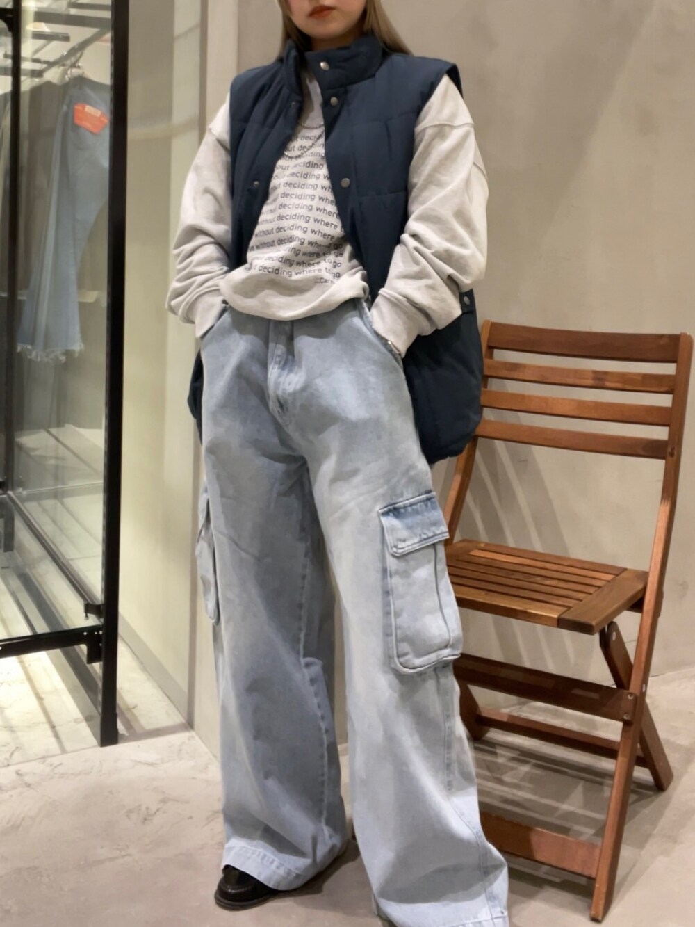 ブルー系のベスト、グレー系のスウェット、ブルー系のカーゴパンツを着用したレディースの冬コーディネートの3枚目の写真