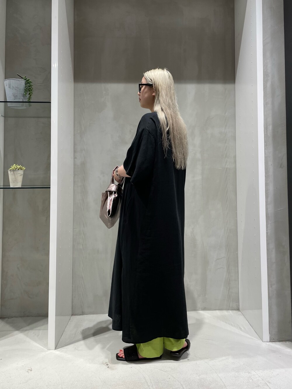 ブラック系のワンピース/ドレス、その他のトートバッグ、グリーン系のパンツを着用したレディースの夏コーディネートの3枚目の写真