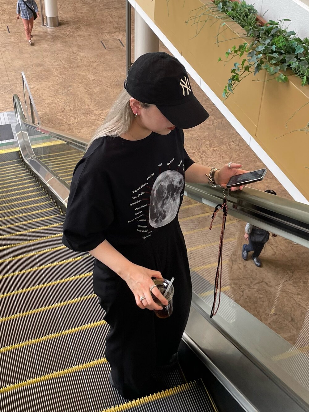 ブラック系のTシャツ/カットソー、ブラック系のスニーカーを着用したレディースの夏コーディネートの4枚目の写真
