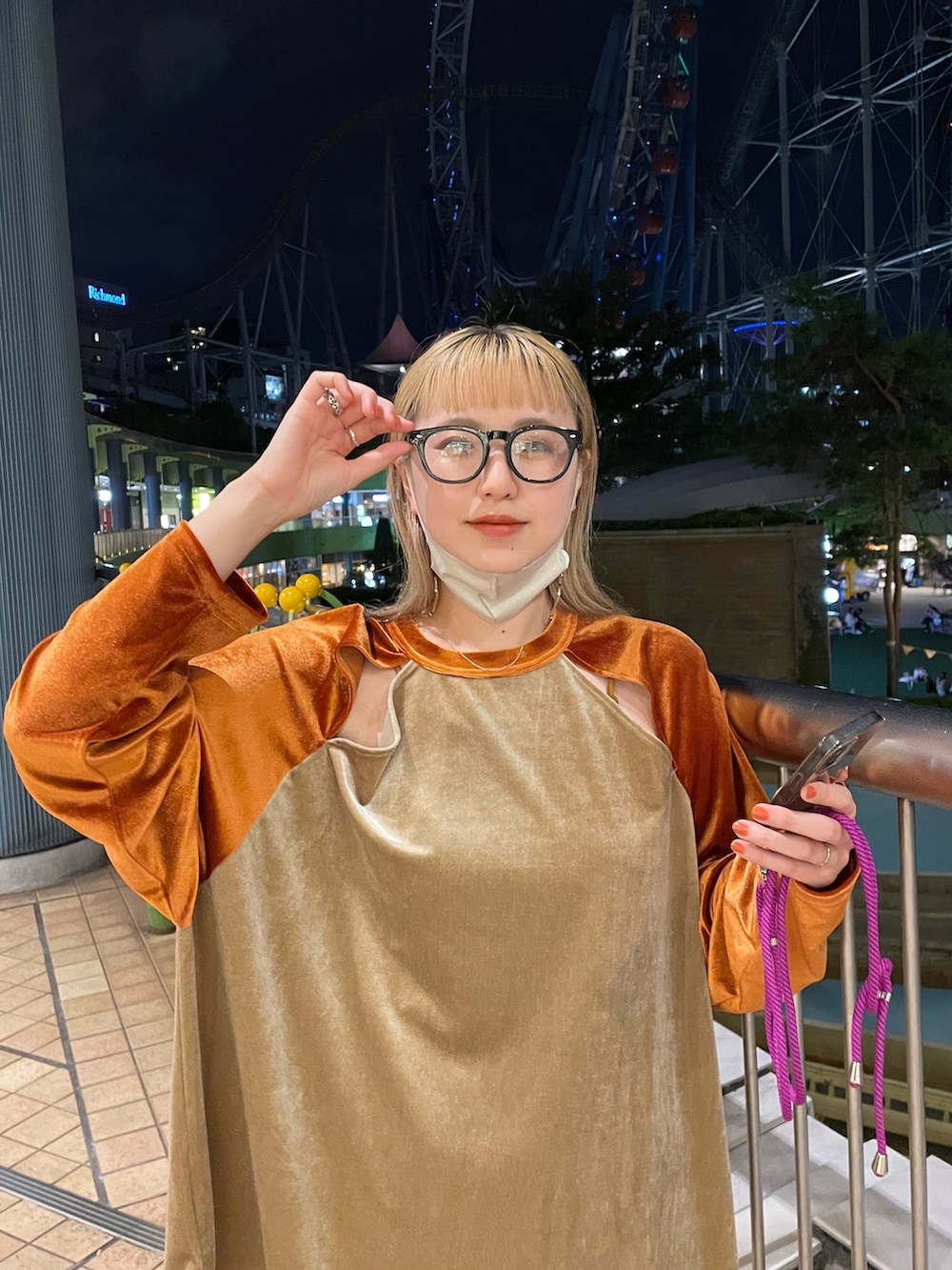 オレンジ系のTシャツ/カットソーを着用したレディースの秋コーディネートの3枚目の写真