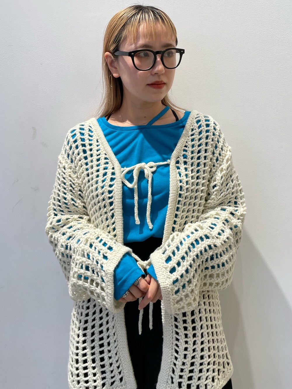 ホワイト系のカーディガン/ボレロ、ブルー系のTシャツ/カットソー、ブラック系のその他パンツを着用したレディースの秋コーディネートの2枚目の写真