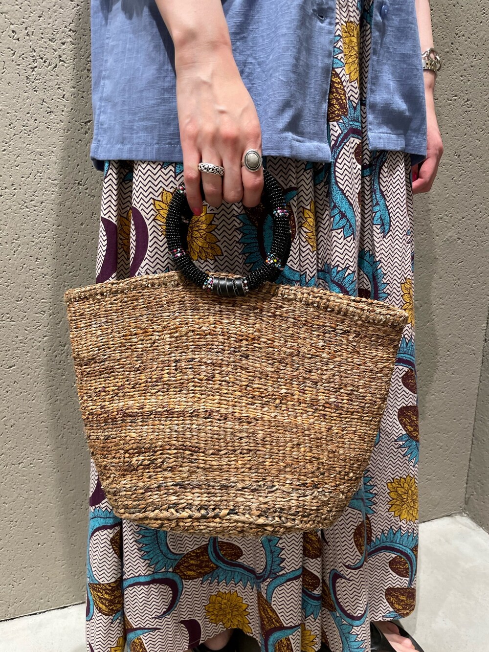 ブルー系のシャツ/ブラウス、ホワイト系のスカート、ベージュ系のかごバッグを着用したレディースの夏コーディネートの5枚目の写真