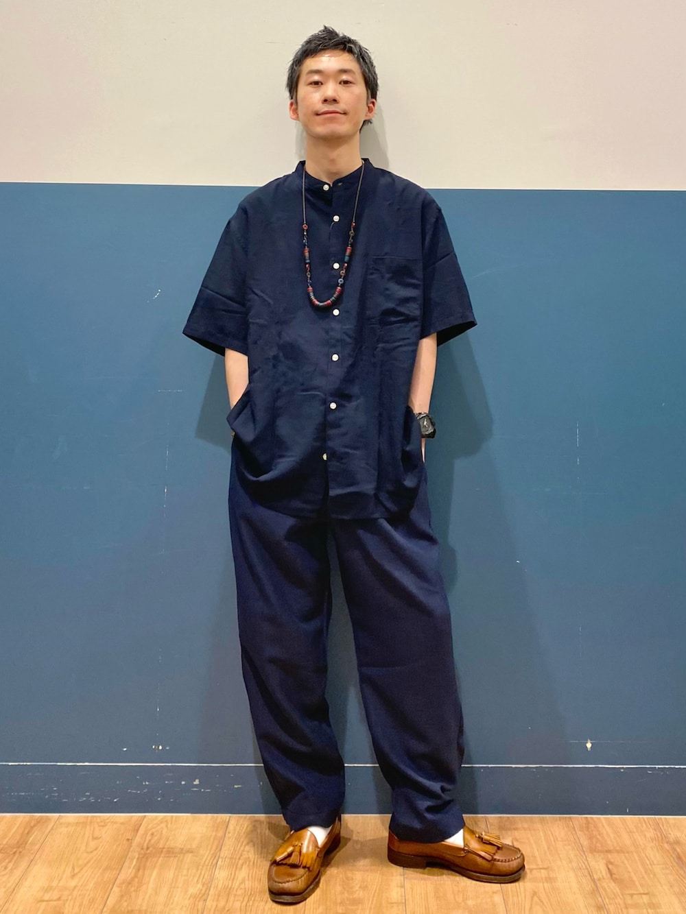 「リラックススタイル、ゆるコーデ、ワイドパンツ、シンプル、低身長男子、ネイビー、セットアップ、カラーパンツ、シャツスタイル、バンドカラーシャツ、リネンパンツ、モード、Right-on、ローファー、サマースタイル」｜「BACK NUMBERの【BACK NUMBER】「COOL」半袖スタンドシャツ（シャツ/ブラウス、ブルー系）」を使った、IGAYUIさん（メンズ・167cm）の夏コーディネートの2枚目の写真