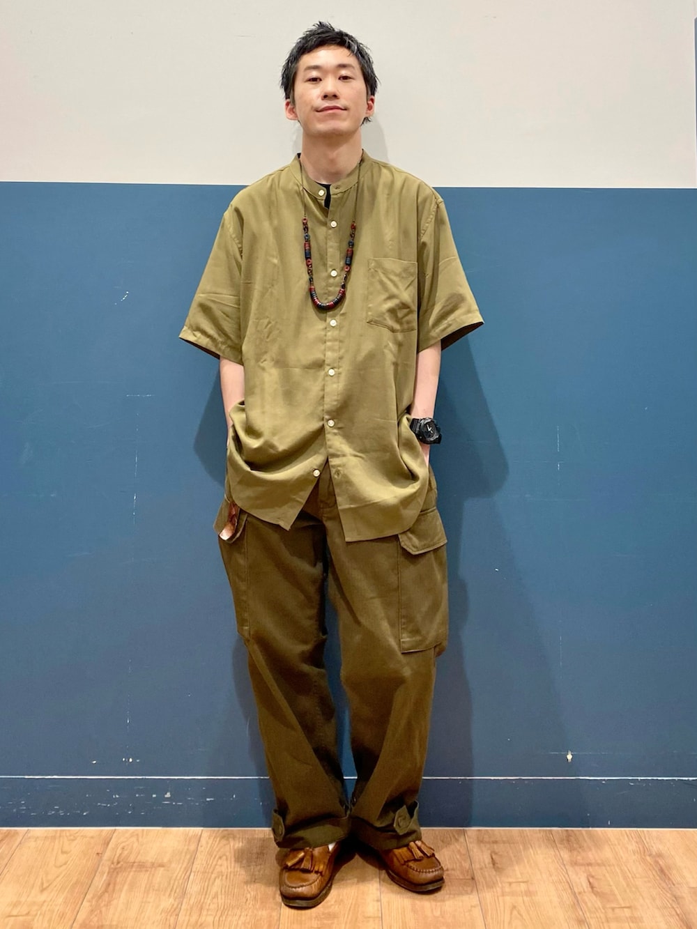 「リラックススタイル、ゆるコーデ、ワイドパンツ、シンプル、低身長男子、セットアップ、カラーパンツ、カーゴパンツ、カーキ、シャツスタイル、Right-on、オトナカジュアル、ワントーンコーデ、エスニック、リゾートスタイル」｜「BACK NUMBERの【BACK NUMBER】「COOL」半袖スタンドシャツ（シャツ/ブラウス、ベージュ系）」を使った、IGAYUIさん（メンズ・167cm）の夏コーディネートの2枚目の写真