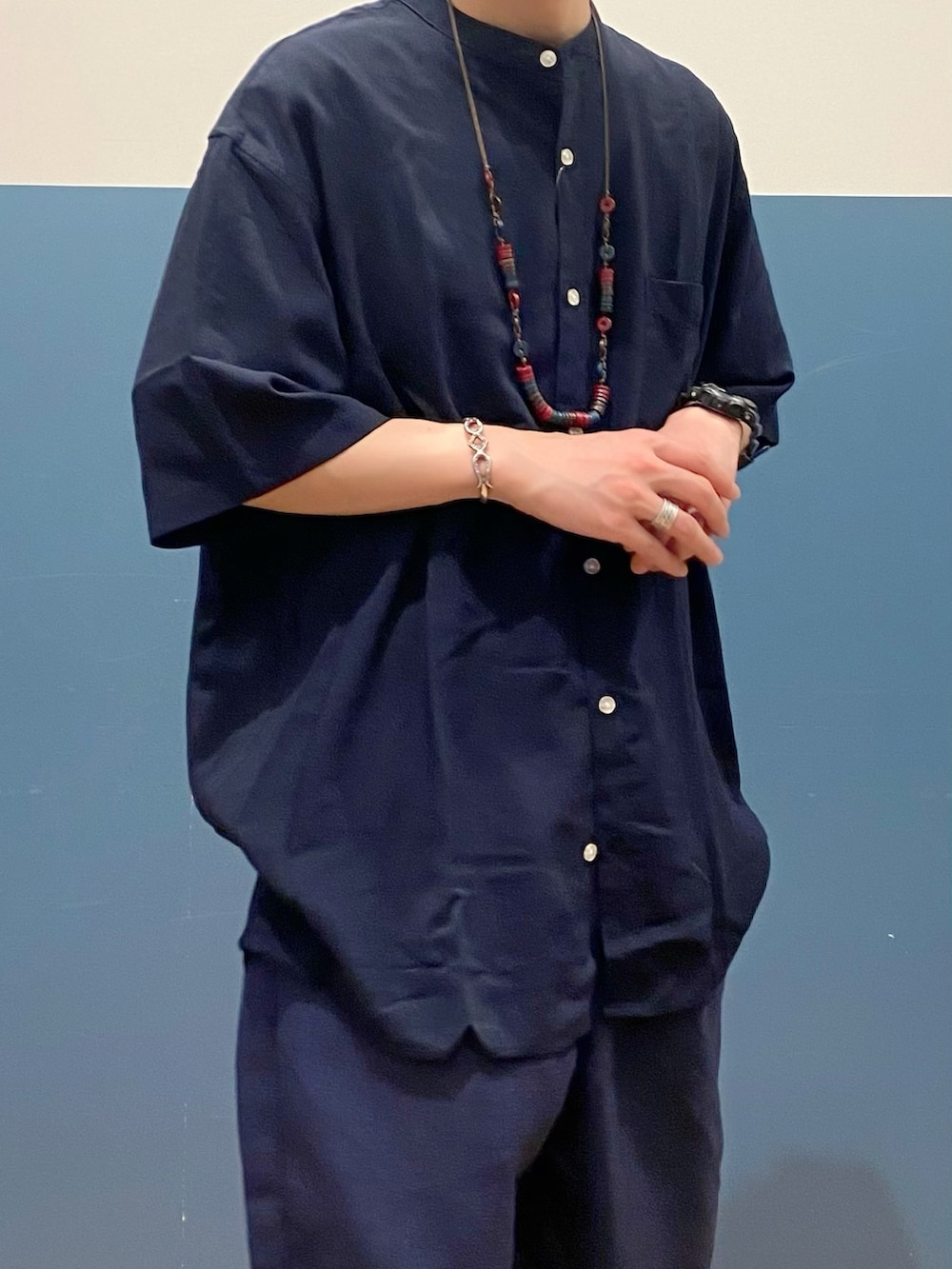 「リラックススタイル、ゆるコーデ、ワイドパンツ、シンプル、低身長男子、ネイビー、セットアップ、カラーパンツ、シャツスタイル、バンドカラーシャツ、リネンパンツ、モード、Right-on、ローファー、サマースタイル」｜「BACK NUMBERの【BACK NUMBER】「COOL」半袖スタンドシャツ（シャツ/ブラウス、ブルー系）」を使った、IGAYUIさん（メンズ・167cm）の夏コーディネートの3枚目の写真