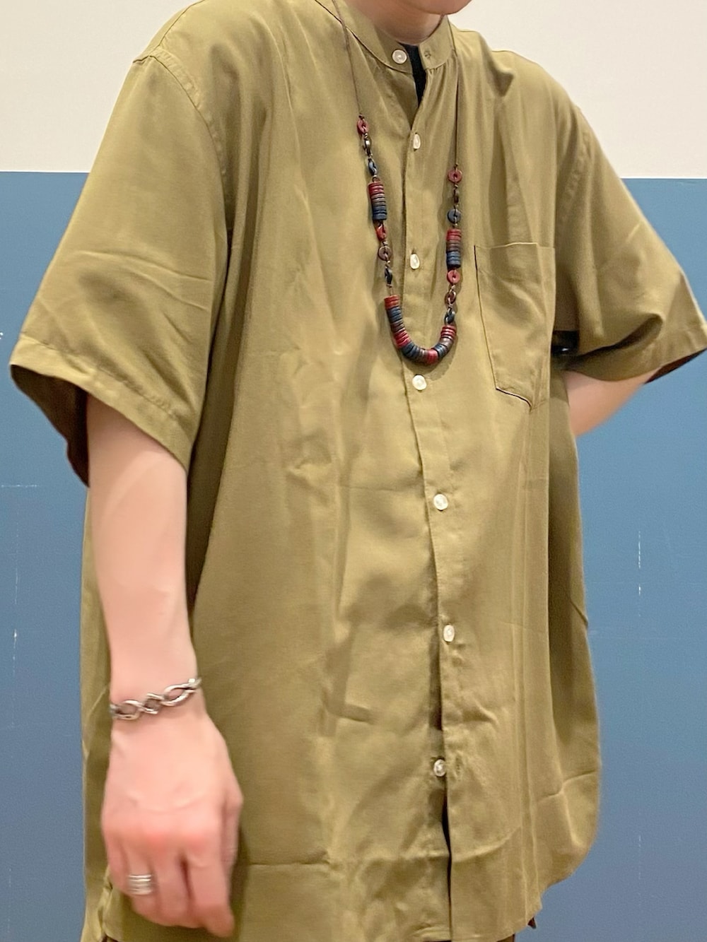 「リラックススタイル、ゆるコーデ、ワイドパンツ、シンプル、低身長男子、セットアップ、カラーパンツ、カーゴパンツ、カーキ、シャツスタイル、Right-on、オトナカジュアル、ワントーンコーデ、エスニック、リゾートスタイル」｜「BACK NUMBERの【BACK NUMBER】「COOL」半袖スタンドシャツ（シャツ/ブラウス、ベージュ系）」を使った、IGAYUIさん（メンズ・167cm）の夏コーディネートの3枚目の写真