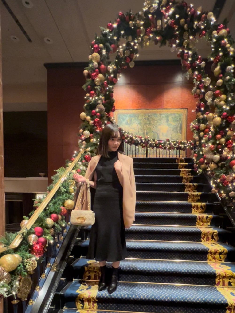 「ワンピース、ビッグシルエット、ハイネック、オレンジ、クリスマス、お出かけコーデ、シンプルコーデ、ベージュコーデ、秋服、大人かわいい、オトナカジュアル、恵比寿、秋コーデ、いいね、save、フォローお願いします🤑、未来のWEARISTAプロジェクト」｜「R&Eの【R&E】ポインテッドトゥハイヒールショートブーツ（ブーツ、ブラック系）」を使った、𝙮𝙪𝙠𝙖 さん（レディース・150cm）の秋コーディネートの3枚目の写真