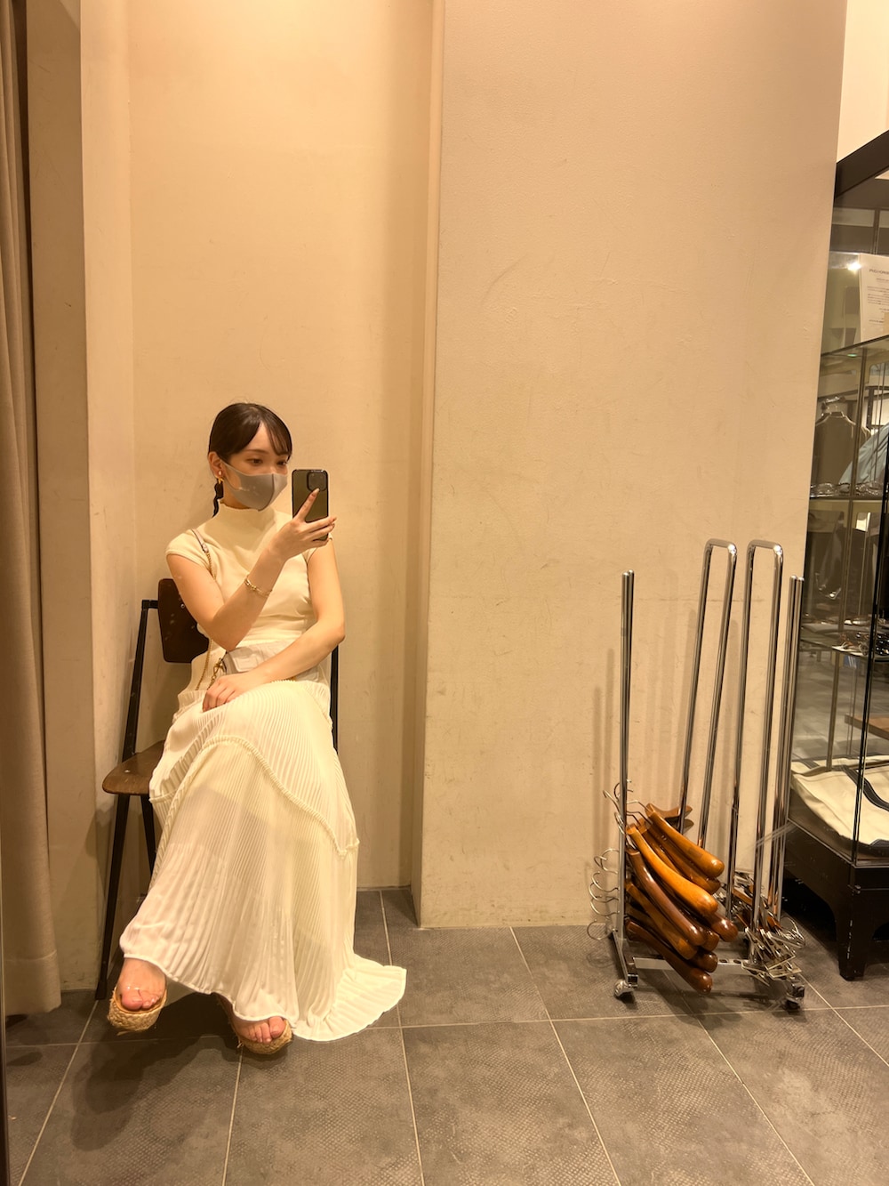 「休日コーデ、大人かわいい、低身長コーデ、サンダル、お洒落さんとつながりたい、プチプラコーデ、秋コーデ、大人ガーリー、ラクチンコーデ、デート、骨格ウェーブ、オールホワイト、シアー、ホワイトコーデ、上品カジュアル」｜「LOUIS VUITTONのアイテム（ピアス（両耳用）、ゴールド系）」を使った、𝙮𝙪𝙠𝙖 さん（レディース・150cm）の夏コーディネートの2枚目の写真