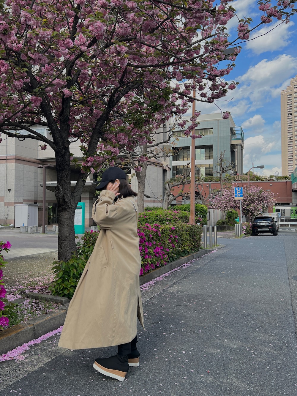 「ごきげんウィーク、代官山、春コーデ、大人カジュアル、カラーコーデ、休日コーデ、低身長女子、デニム、メンズライク、ラフ、トレンチコート、キャップ女子、キャップコーデ、韓国ファッション、ザラジョ」｜「Y-3のY-3 CLASSIC LOGO CAP（キャップ、ブラック系）」を使った、𝙮𝙪𝙠𝙖 さん（レディース・150cm）の春コーディネートの2枚目の写真