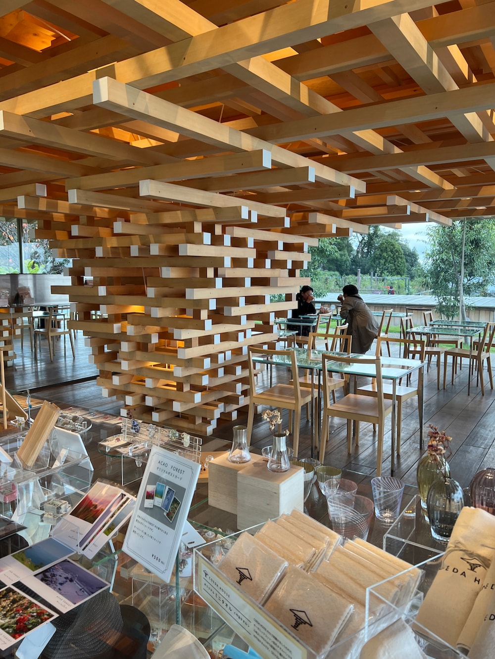 ブラック系のブーツ、ホワイト系のショルダーバッグ、ホワイト系のカーディガン/ボレロを着用したレディースの秋コーディネートの3枚目の写真