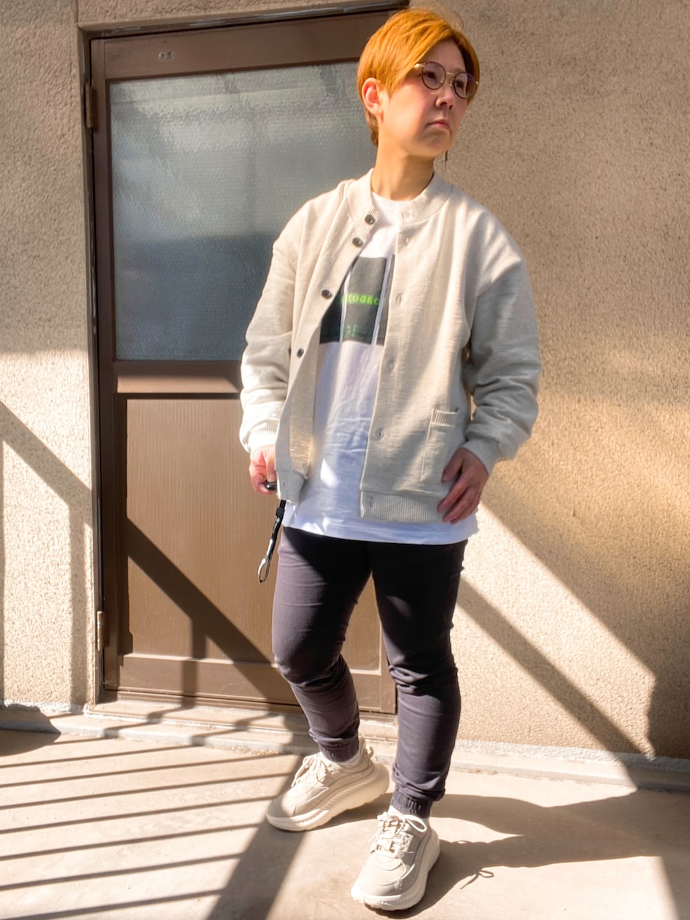 「春コーデ、カーディガン、gym master、UGG、UGGスニーカー、オトナカジュアル、くすみカラー」｜「gym masterの10.4ozブロックインレーボタンカーデ（カーディガン/ボレロ、ベージュ系）」を使った、Tommyさん（レディース・160cm）の春コーディネートの2枚目の写真