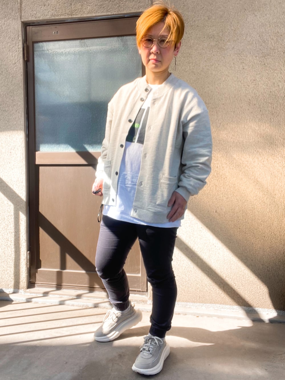 「春コーデ、カーディガン、gym master、UGG、UGGスニーカー、オトナカジュアル、くすみカラー」｜「gym masterの10.4ozブロックインレーボタンカーデ（カーディガン/ボレロ、ベージュ系）」を使った、Tommyさん（レディース・160cm）の春コーディネートの3枚目の写真