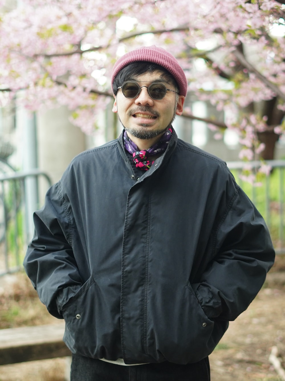 ブラック系のモッズコート、レッド系のローファー、ブラック系のデニムパンツを着用したメンズの春コーディネートの5枚目の写真