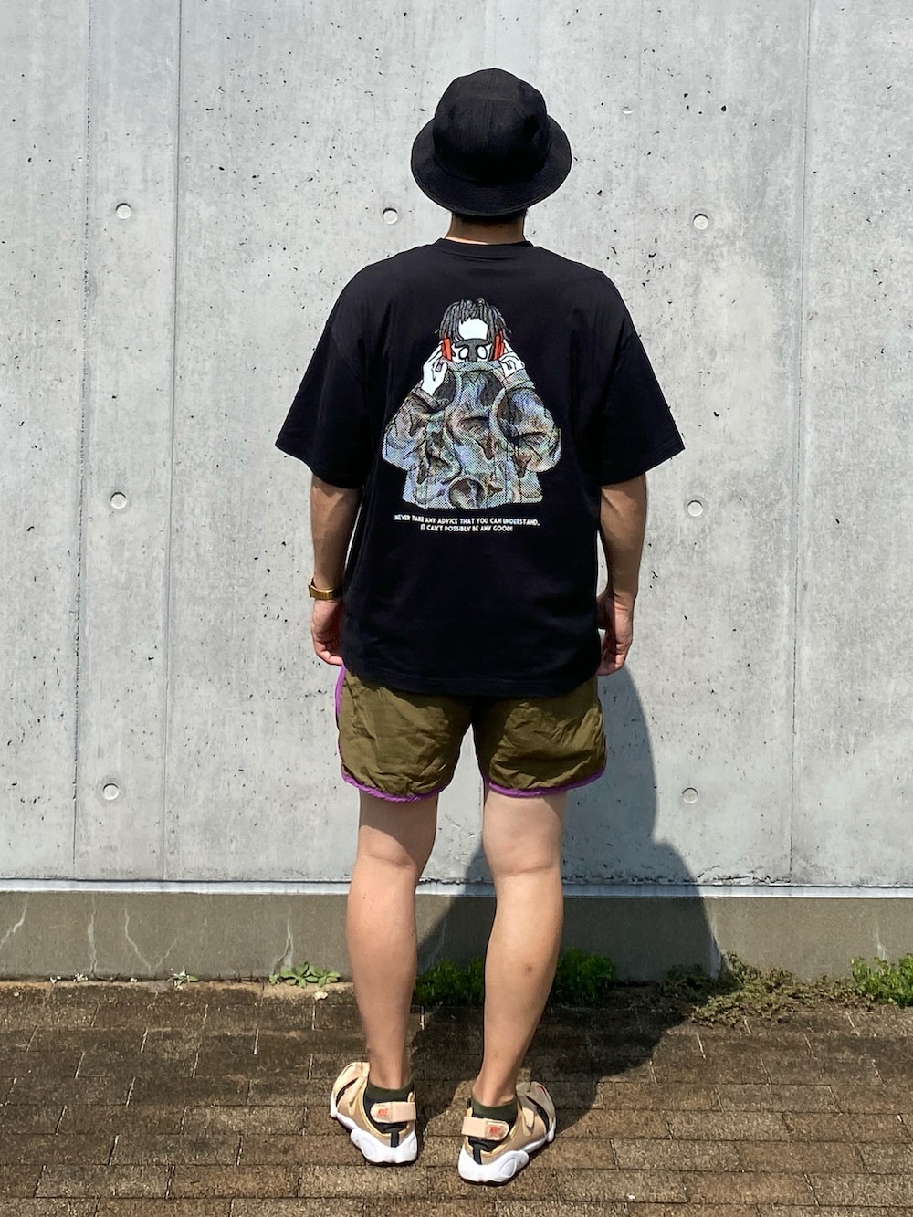 ブラック系のTシャツ/カットソー、グリーン系のその他パンツ、ゴールド系のスニーカーを着用したメンズの秋コーディネートの2枚目の写真
