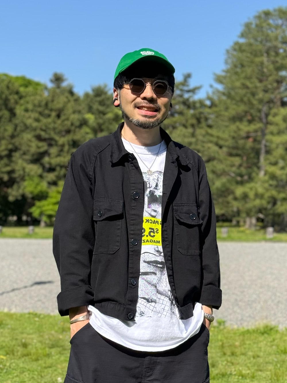 ブラック系のその他パンツ、ホワイト系のTシャツ/カットソー、グレー系のスニーカーを着用したメンズの春コーディネートの5枚目の写真