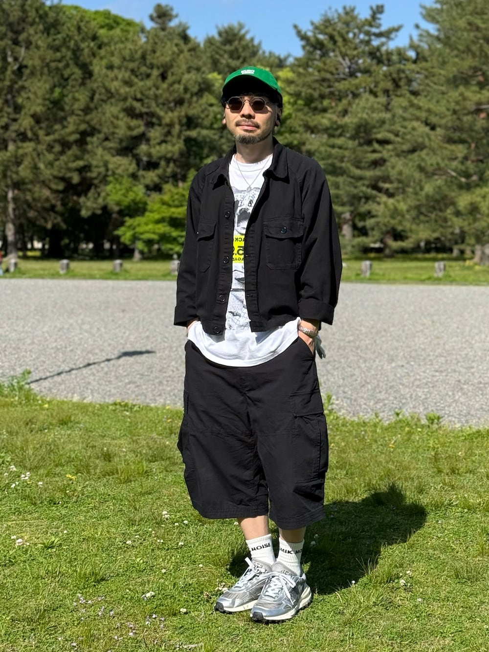 ブラック系のその他パンツ、ホワイト系のTシャツ/カットソー、グレー系のスニーカーを着用したメンズの春コーディネートの3枚目の写真