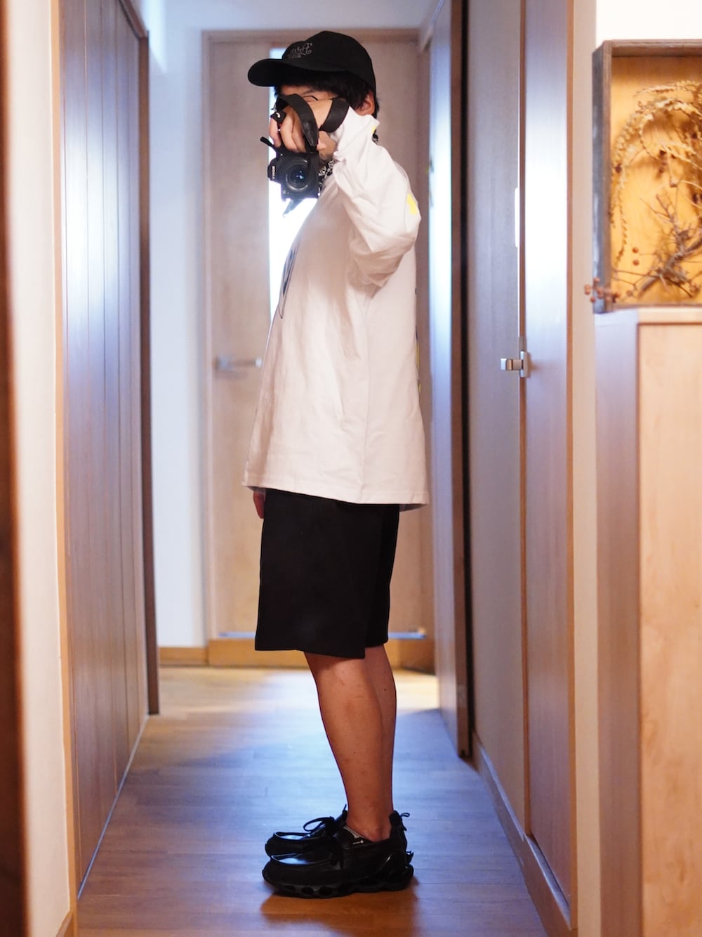 ホワイト系のTシャツ/カットソー、ブラック系のシューズ、ブラック系のハンカチ/ハンドタオルを着用したメンズの秋コーディネートの2枚目の写真