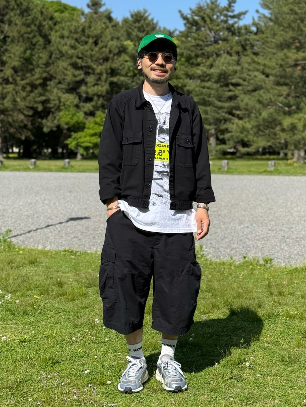 ブラック系のその他パンツ、ホワイト系のTシャツ/カットソー、グレー系のスニーカーを着用したメンズの春コーディネートの4枚目の写真