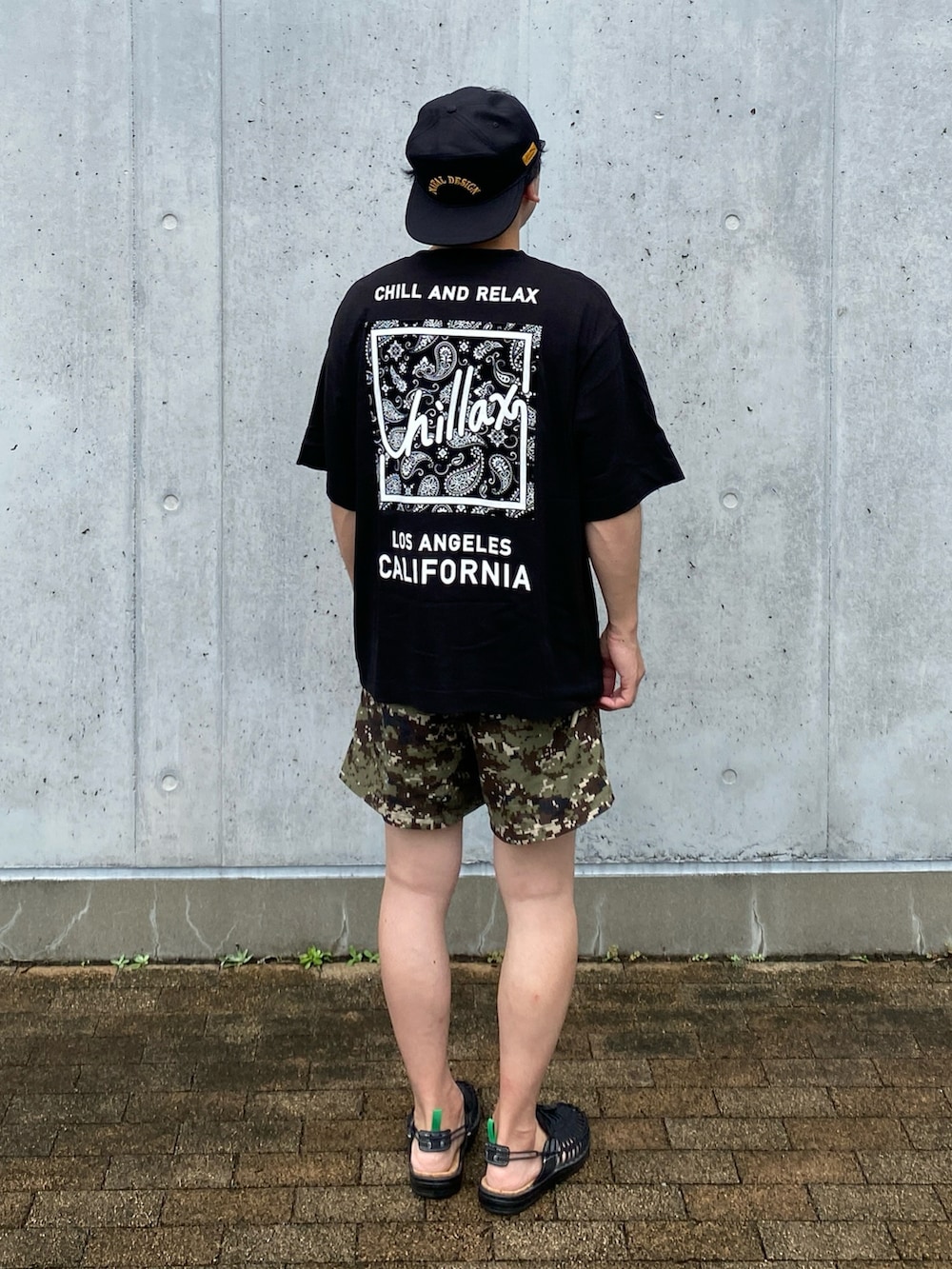 その他のその他パンツ、ブラック系のサンダル、ブラック系のキャップを着用したメンズの夏コーディネートの3枚目の写真