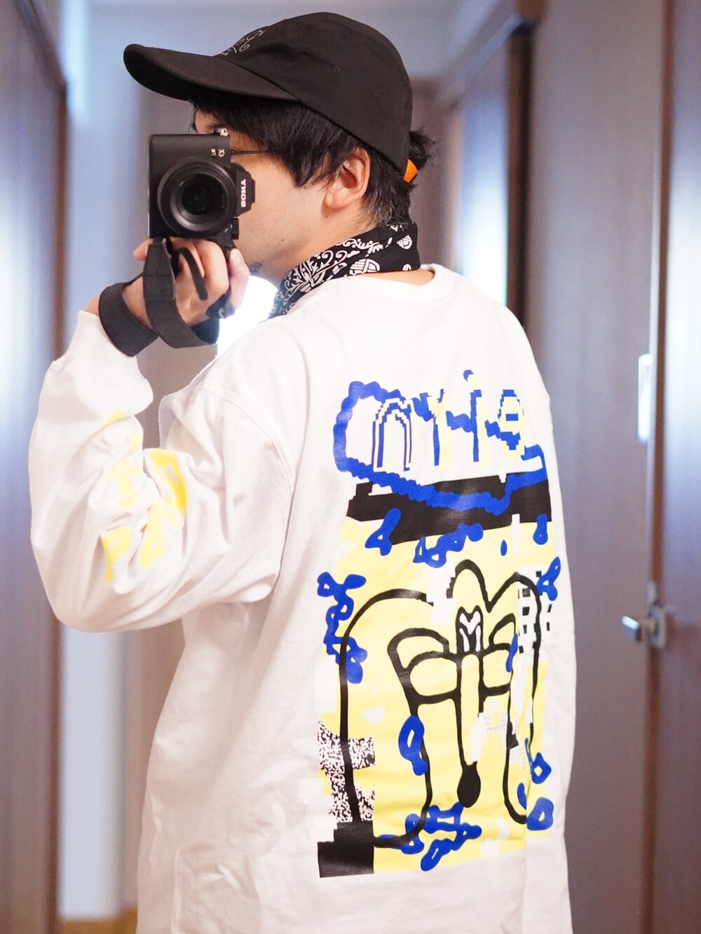 ホワイト系のTシャツ/カットソー、ブラック系のシューズ、ブラック系のハンカチ/ハンドタオルを着用したメンズの秋コーディネートの4枚目の写真