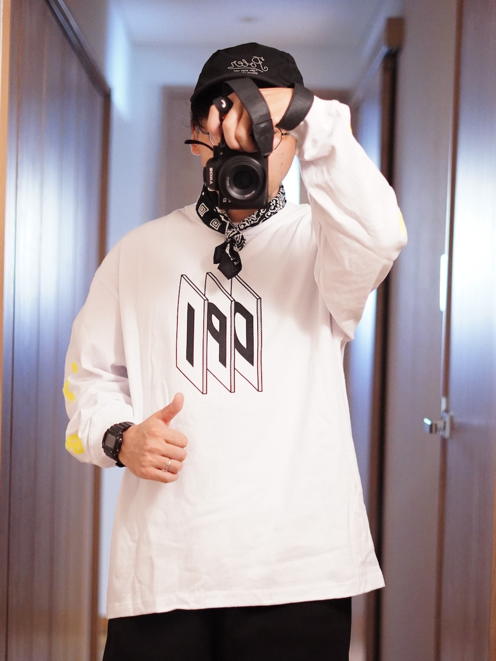 ホワイト系のTシャツ/カットソー、ブラック系のシューズ、ブラック系のハンカチ/ハンドタオルを着用したメンズの秋コーディネートの3枚目の写真