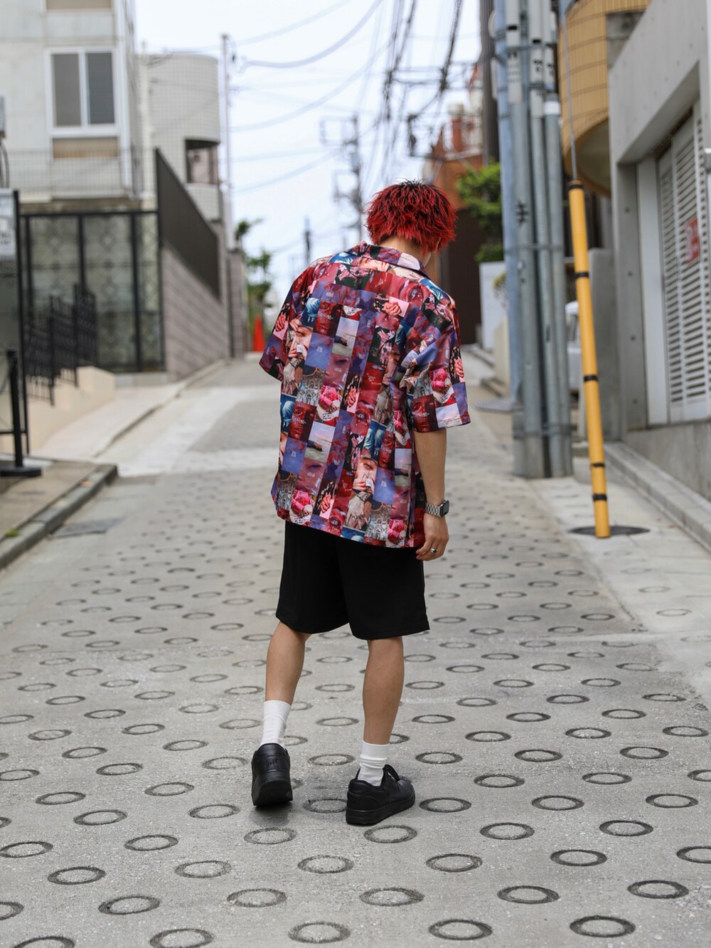 レッド系のシャツ/ブラウス、グリーン系のその他パンツを着用したメンズの夏コーディネートの2枚目の写真