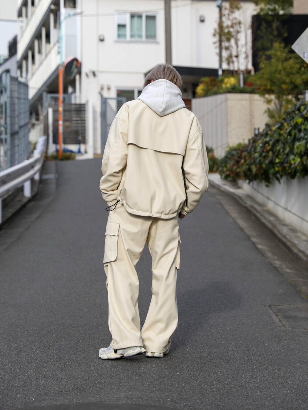 「カジュアル、レザージャケット、レザーパンツ、セットアップスタイル、パーカー」｜「LEGENDAのレジェンダ アンブレラヨーク ネオレザーブルゾン / LEGENDA Umbrella York Neo Leather Blouson（ブルゾン、ホワイト系）」を使った、LEGENDA_TOKYOさん（メンズ・177cm）の春コーディネートの2枚目の写真