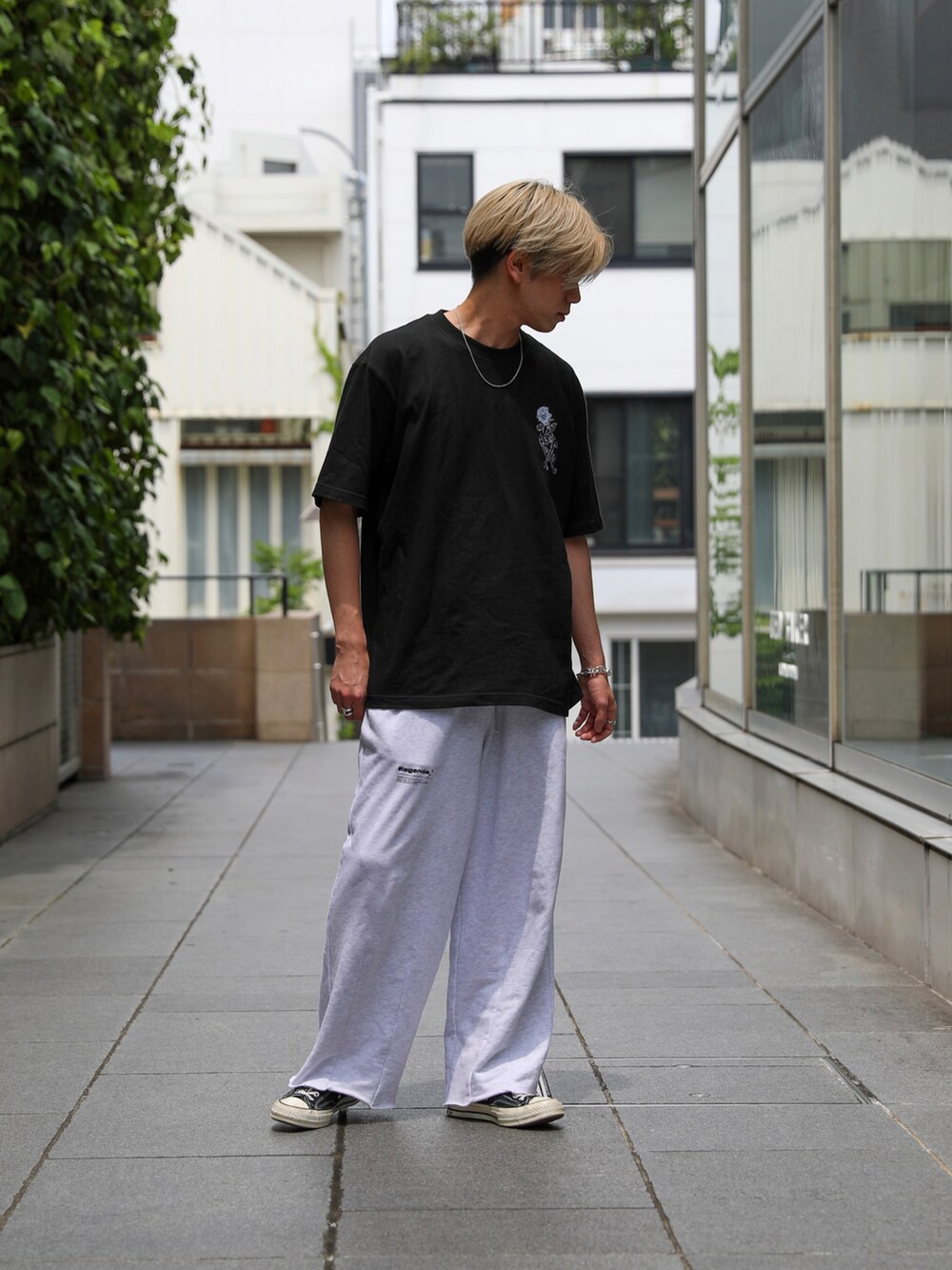 ブラック系のTシャツ/カットソー、グレー系のスウェットパンツを着用したメンズの夏コーディネートの2枚目の写真