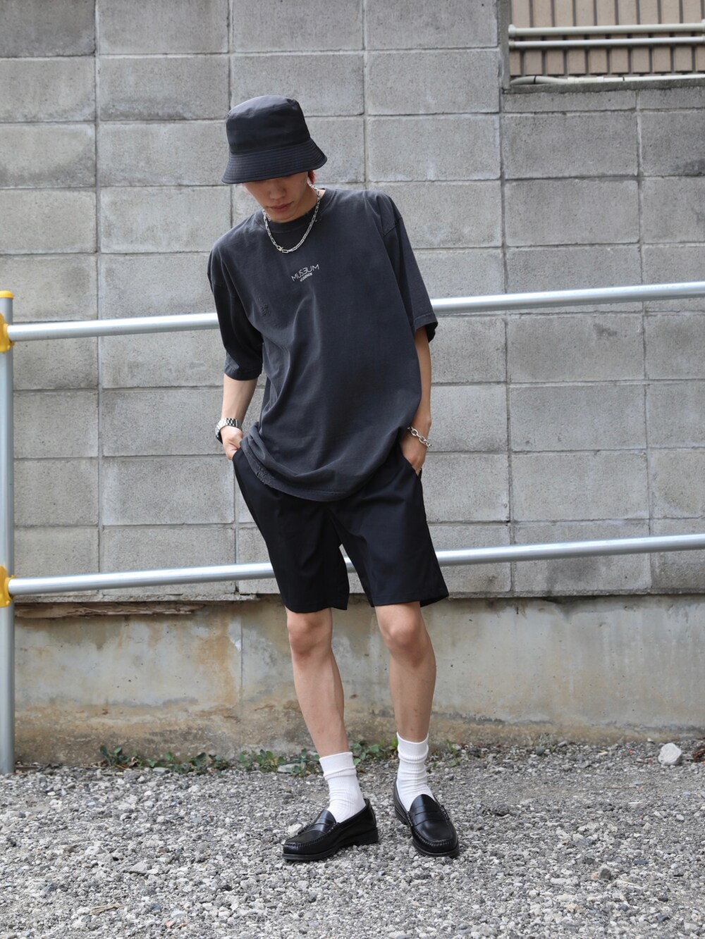 「カジュアルコーデ、シンプルコーデ、Tシャツ、ショーツ、ラフコーデ、絵画」｜「LEGENDAのMUSEUM "L.G.E.N.D.S" tee（Tシャツ/カットソー、ブラック系）」を使った、LEGENDA_TOKYOさん（メンズ・177cm）の夏コーディネートの2枚目の写真
