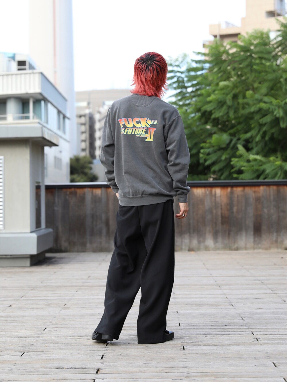 「シンプルコーデ、オーバーサイズ、メンズファッション、秋服コーデ、ストリートコーデ、スラックス、vintage」|「LEGENDAのFUCK TO THE FUTURE PartⅡ Pigment Sweat Shirts(スウェット、ブラック系)」を使った、LEGENDA_TOKYOさん(メンズ・177cm)の秋コーディネートの2枚目の写真