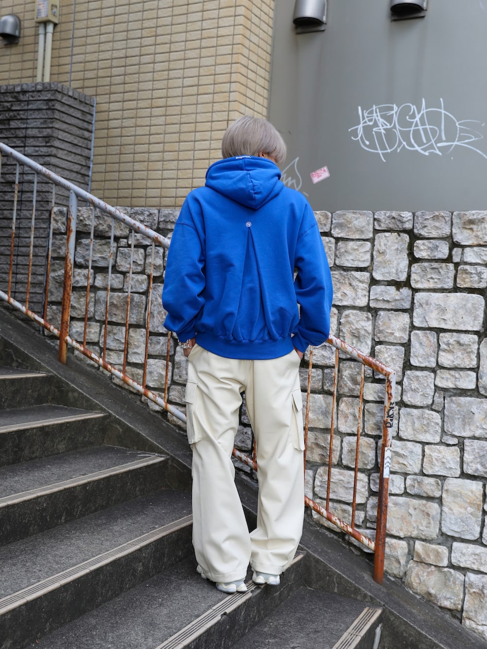 「ストリート、モード、パーカー、カーゴパンツ、レザーパンツ」|「LEGENDAのレジェンダ the Noise デフォルメ-ション フーディー / LEGENDA the Noise Deformation Hoodie(パーカー、ブルー系)」を使った、LEGENDA_TOKYOさん(メンズ・177cm)の冬コーディネートの2枚目の写真