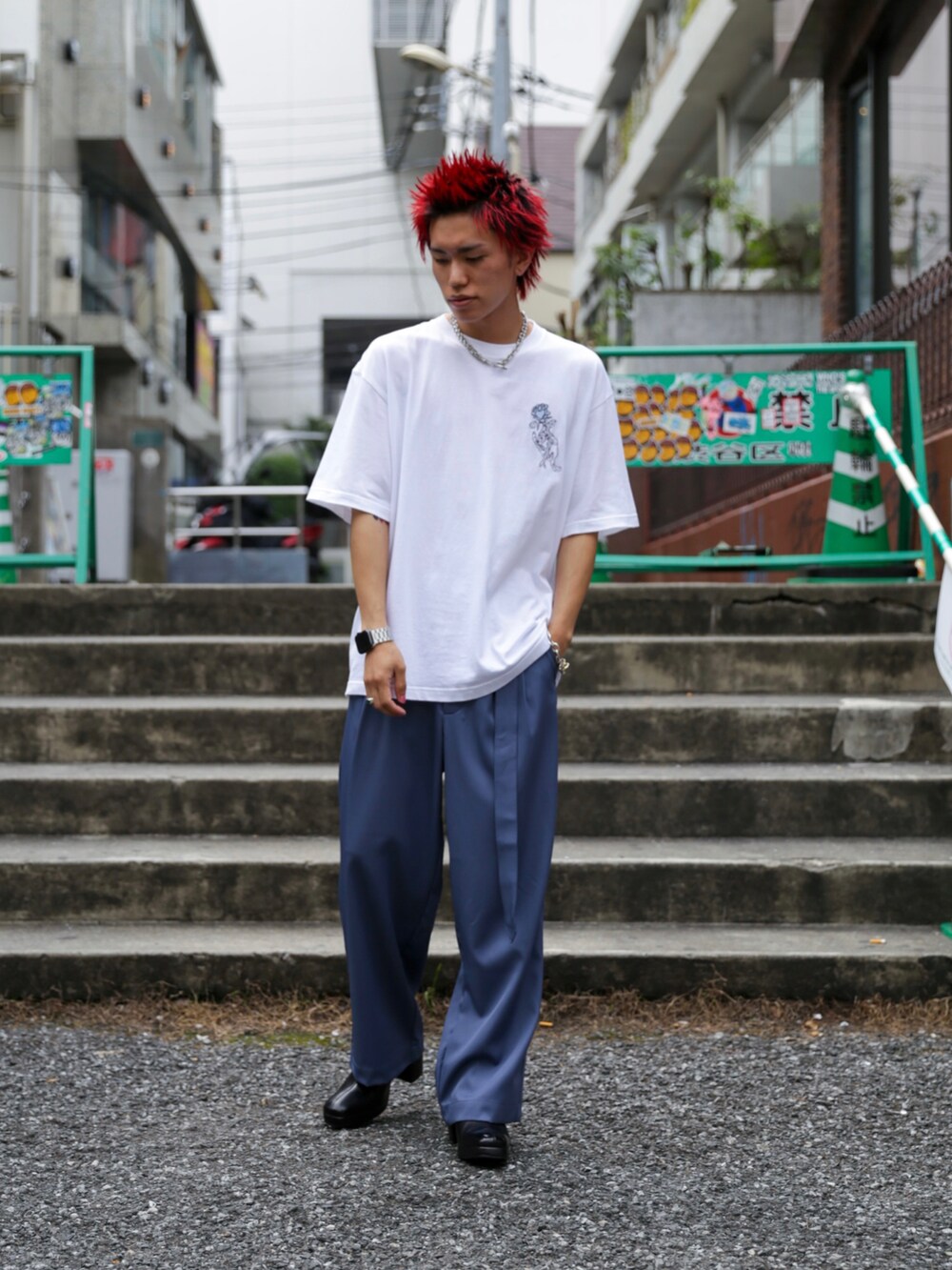 ホワイト系のTシャツ/カットソー、グレー系のスラックス、ブラック系のブーツを着用したメンズの夏コーディネートの2枚目の写真