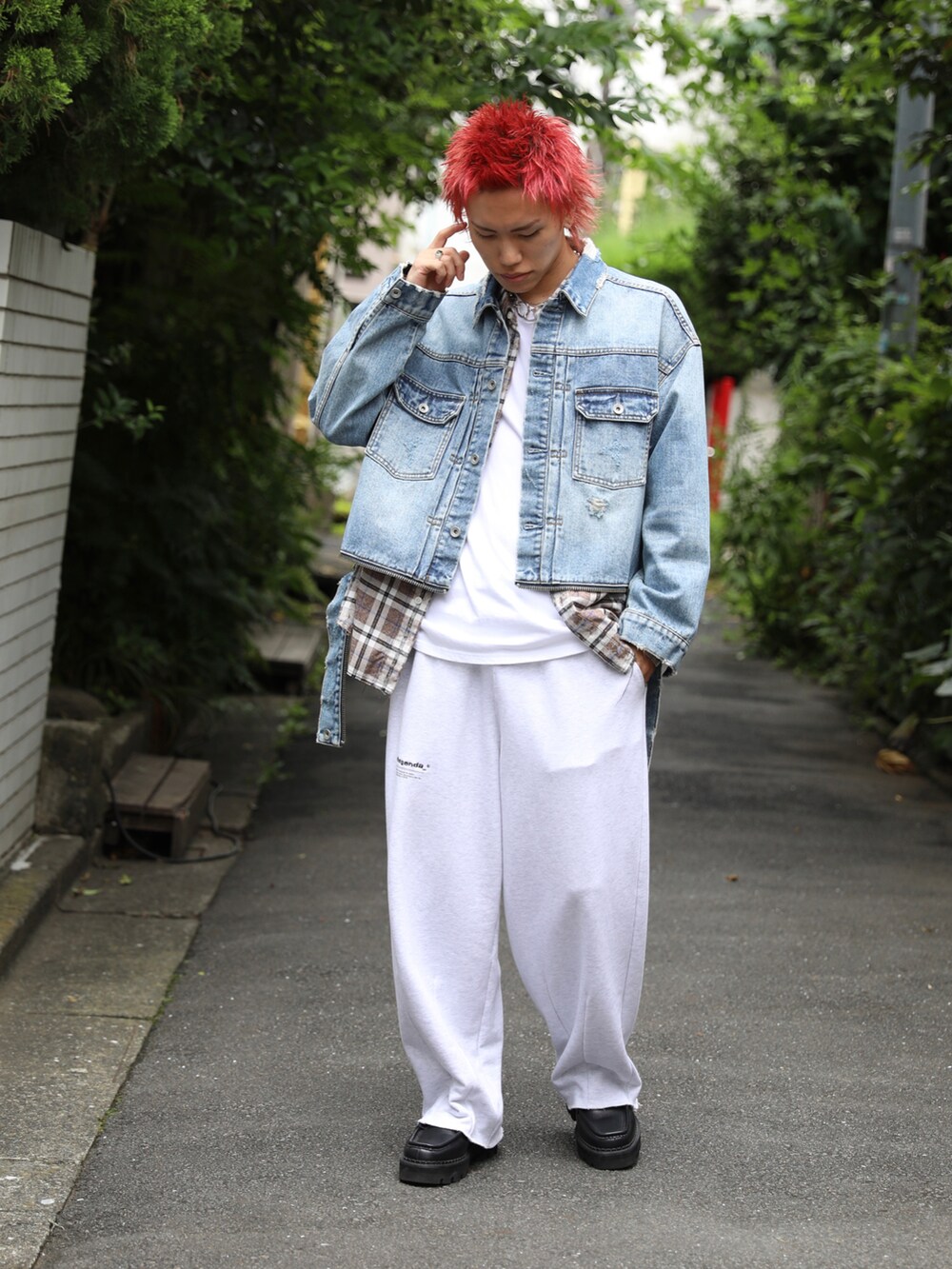 「Gジャンコーデ、スウェットパンツ、ストリートコーデ、カジュアルコーデ、シンプルコーデ、レイヤードスタイル」|「LEGENDAのFlower Embroidery Short Denim Jacket(デニムジャケット、ブルー系)」を使った、LEGENDA_TOKYOさん(メンズ・177cm)の夏コーディネートの2枚目の写真